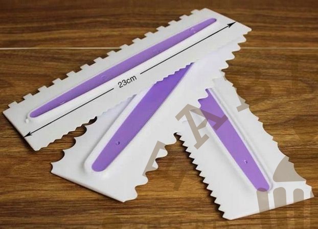 Grzebienie - szpatuły plastikowe do modelowania kremu na bokach tortu