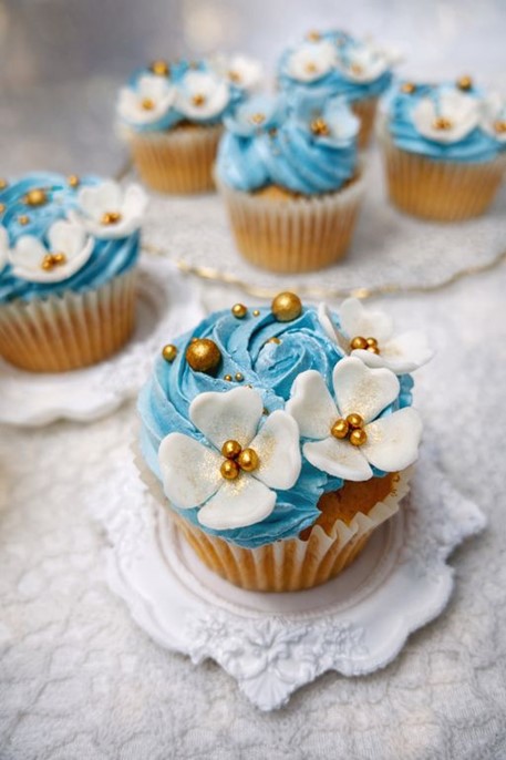 Zestaw komunijny Złoty krzyż, złote perełki i białe kwiatki