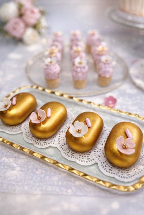 Zestaw komunijny Złoty krzyż, złote perełki i białe kwiatki