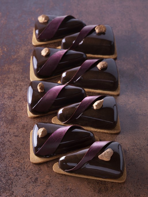 Dekoracje czekoladowe TRÓJKĄTY ZAWINIĘTE BRĄZOWE WZÓR KOŁA 9cm - 76szt.