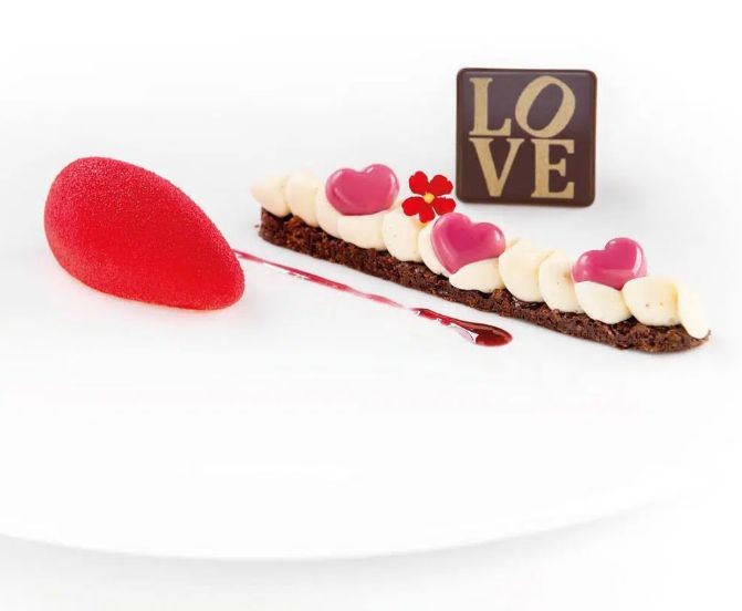 Serduszka czekoladowe czerwone 1,8x 1,4cm / 320 szt