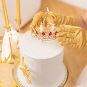 Dekoracja na tort KORONA ZŁOTA z czerwonymi i srebrnymi kryształkami 10cm