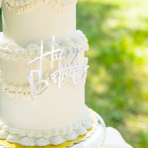 Topper akrylowy na bok tortu HAPPY BIRTHDAY srebrny