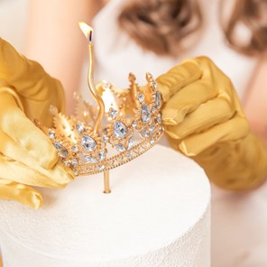 Dekoracja na tort KORONA ZŁOTA ze srebrnymi kryształkami 10cm