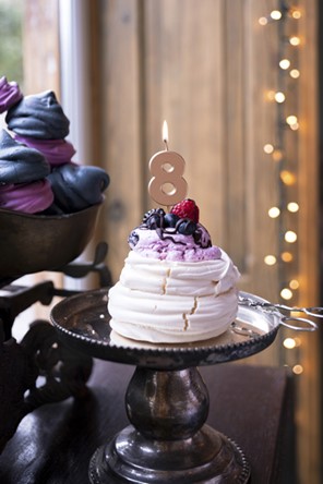 Świeczka cyferka  8 na piku miedziana