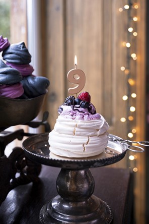 Świeczka cyferka  9 na piku miedziana