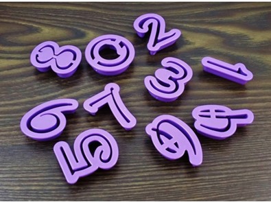 Wykrojniki plastikowe z tłoczkiem cyfry, litery, alfabet