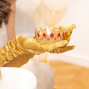 Dekoracja na tort KORONA ZŁOTA z czerwonymi i srebrnymi kryształkami 10cm