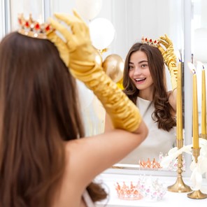 Dekoracja na tort KORONA ZŁOTA z czerwonymi i srebrnymi kryształkami 10cm